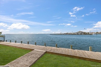 Wake up each morning to sweeping, unobstructed water views and - photo 26
