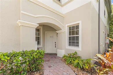 This beautiful 1st floor end unit condo features 3 bedrooms, 2 - photo 1