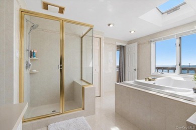 Wake up each morning to sweeping, unobstructed water views and - photo 34