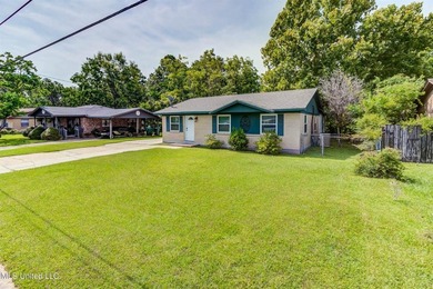 Welcome to this charming three-bedroom, two-bathroom - photo 11