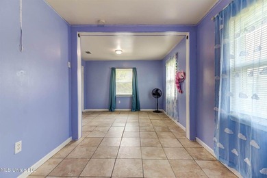 Welcome to this charming three-bedroom, two-bathroom - photo 12
