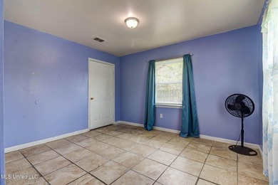 Welcome to this charming three-bedroom, two-bathroom - photo 13