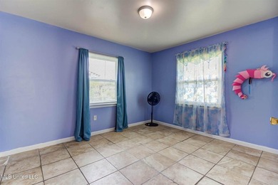 Welcome to this charming three-bedroom, two-bathroom - photo 16