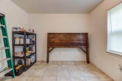 Welcome to this charming three-bedroom, two-bathroom - photo 17