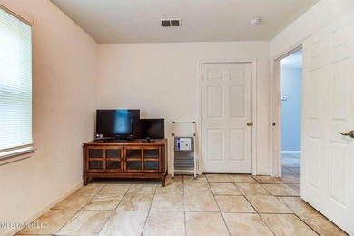 Welcome to this charming three-bedroom, two-bathroom - photo 18