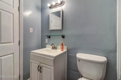 Welcome to this charming three-bedroom, two-bathroom - photo 19