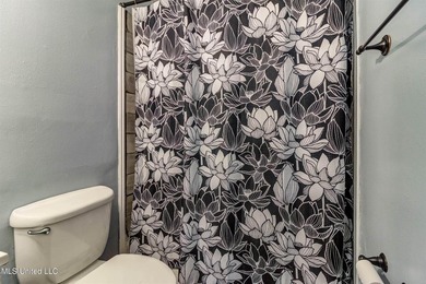 Welcome to this charming three-bedroom, two-bathroom - photo 20