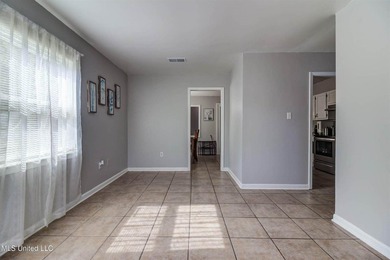 Welcome to this charming three-bedroom, two-bathroom - photo 21