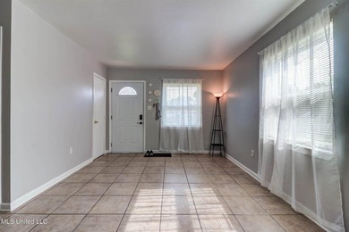 Welcome to this charming three-bedroom, two-bathroom - photo 23