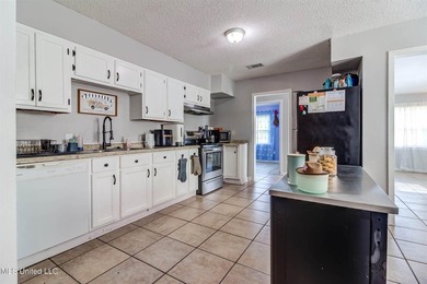 Welcome to this charming three-bedroom, two-bathroom - photo 26