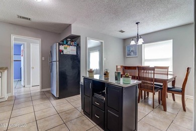 Welcome to this charming three-bedroom, two-bathroom - photo 27