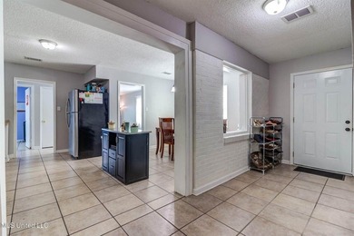Welcome to this charming three-bedroom, two-bathroom - photo 29