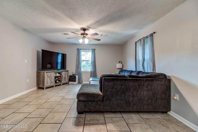 Welcome to this charming three-bedroom, two-bathroom - photo 30