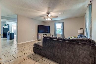 Welcome to this charming three-bedroom, two-bathroom - photo 31