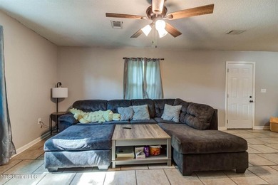 Welcome to this charming three-bedroom, two-bathroom - photo 32