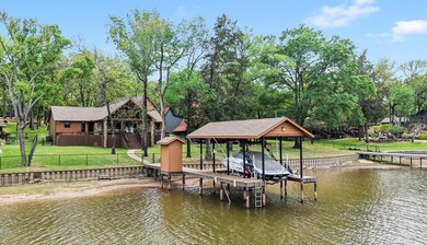 Timeless lakehouse-style home with a versatile guest house - photo 33