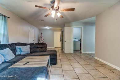 Welcome to this charming three-bedroom, two-bathroom - photo 33