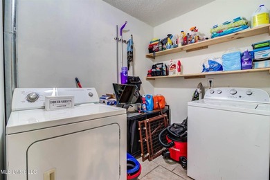 Welcome to this charming three-bedroom, two-bathroom - photo 34