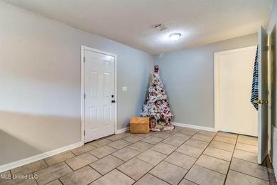 Welcome to this charming three-bedroom, two-bathroom - photo 35