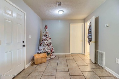 Welcome to this charming three-bedroom, two-bathroom - photo 36