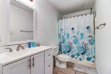 Welcome to this charming three-bedroom, two-bathroom - photo 37
