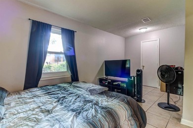 Welcome to this charming three-bedroom, two-bathroom - photo 38