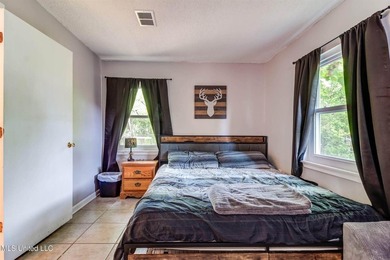 Welcome to this charming three-bedroom, two-bathroom - photo 39
