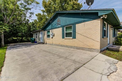 Welcome to this charming three-bedroom, two-bathroom - photo 41