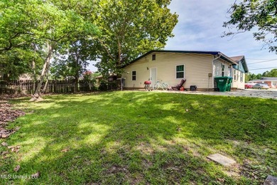 Welcome to this charming three-bedroom, two-bathroom - photo 43