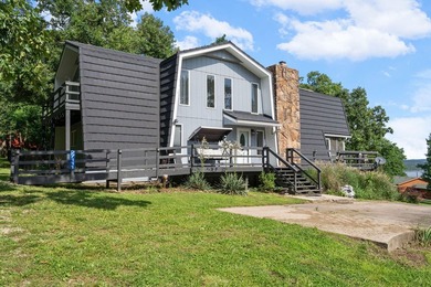 Experience the best of Table Rock Lake living from this private - photo 3