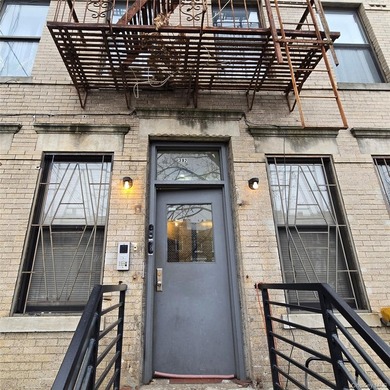 Beautiful 1st floor unit features 3 beds, 1.5 baths - photo 1