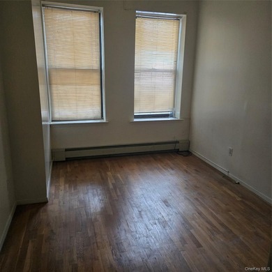 Beautiful 1st floor unit features 3 beds, 1.5 baths - photo 2