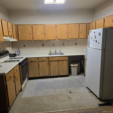 Beautiful 1st floor unit features 3 beds, 1.5 baths - photo 7
