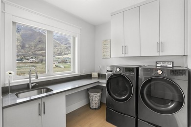 Nestled in a private, exclusive area of southeast Mapleton, this - photo 30