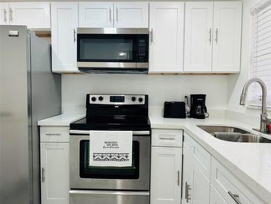 Very beautiful 2 bedroom 2 bathroom condo completely updated - photo 1