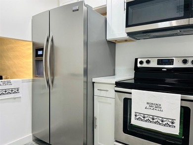 Very beautiful 2 bedroom 2 bathroom condo completely updated - photo 2