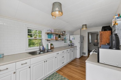 2 bed, 1.5 bath year round cottage on 240 acre, Spring Fed Long - photo 10