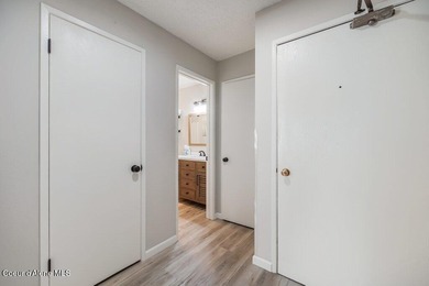 Beautifully updated and fully furnished, large 1 bed, 1 bath - photo 6