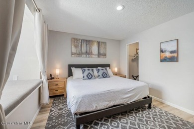Beautifully updated and fully furnished, large 1 bed, 1 bath - photo 9