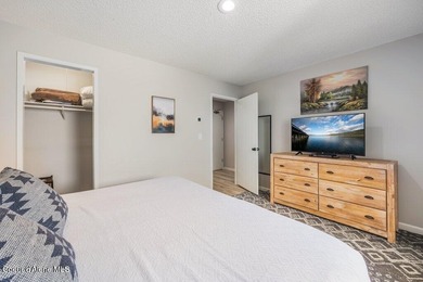 Beautifully updated and fully furnished, large 1 bed, 1 bath - photo 10
