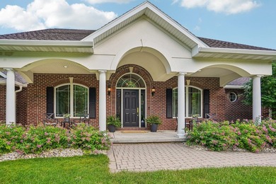 Gorgeous filled with natural light and move in ready, this - photo 1
