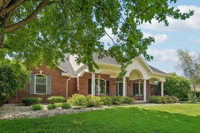 Gorgeous filled with natural light and move in ready, this - photo 2