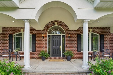 Gorgeous filled with natural light and move in ready, this - photo 4