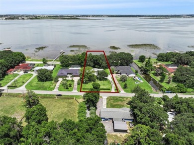 Welcome home to this stunning lakefront 4-bedroom, 2-bath - photo 31