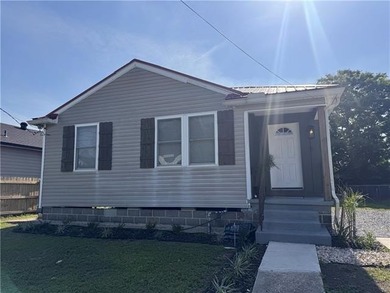 A GEM in Gentilly! Modern 3 bedroom 2 bathroom recent renovation - photo 22