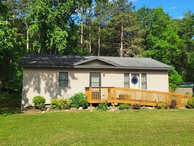 Nestled in a peaceful setting, this well maintained 2 bedroom, 1 - photo 1