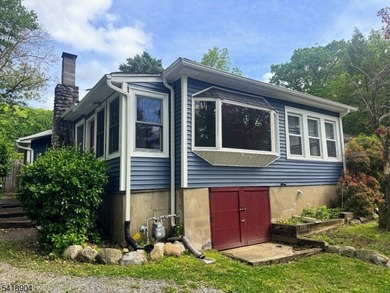 Charming 2 bedroom ranch located in beautiful Cozy Lake. Home - photo 2