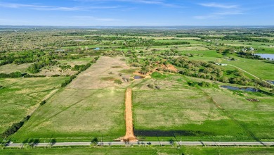 Positioned just minutes from the shores of Lake Texoma, this 18 - photo 2