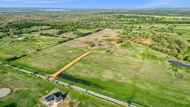 Positioned just minutes from the shores of Lake Texoma, this 18 - photo 3