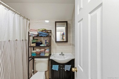 Single-family townhouse nestled on a beautiful tree-lined street - photo 13